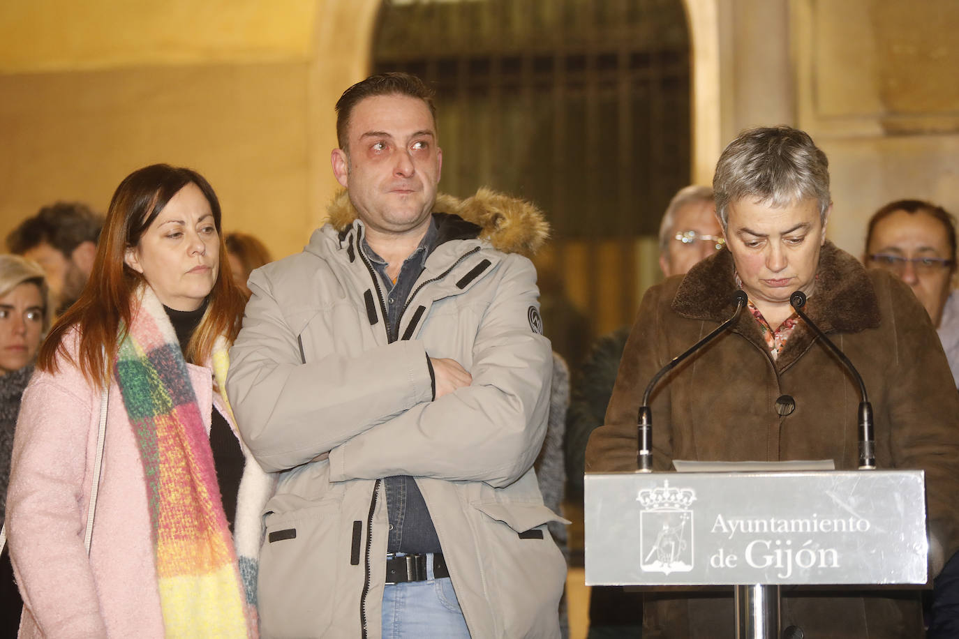 El presidente del Principado, Adrián Barbón, y la alcaldesa de Gijón, Ana González, mostraron su apoyo a la familia de la fallecida e hicieron hincapié en la necesidad de redoblar esfuerzos y mejorar recursos en la lucha contra la violencia de género.