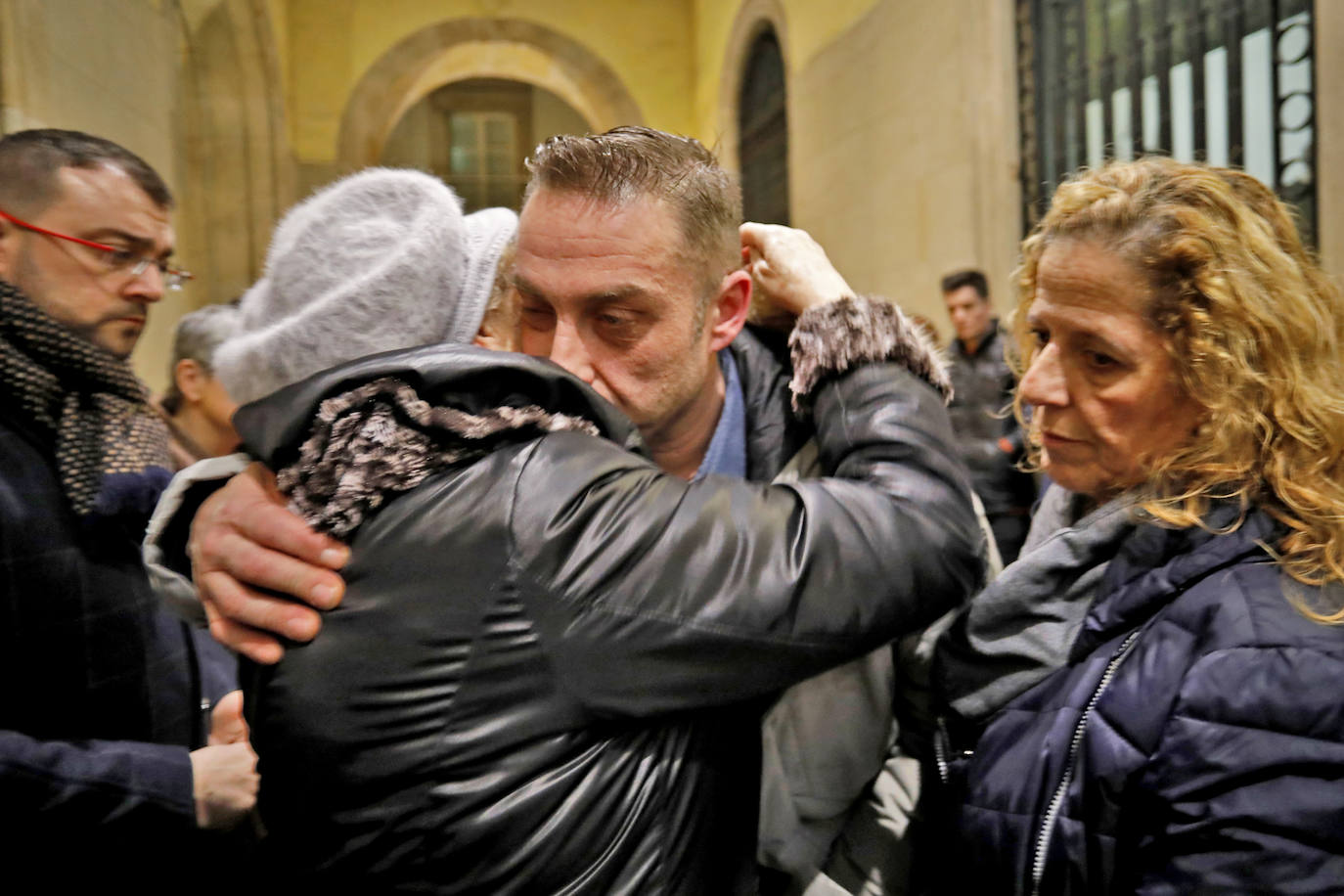 El presidente del Principado, Adrián Barbón, y la alcaldesa de Gijón, Ana González, mostraron su apoyo a la familia de la fallecida e hicieron hincapié en la necesidad de redoblar esfuerzos y mejorar recursos en la lucha contra la violencia de género.