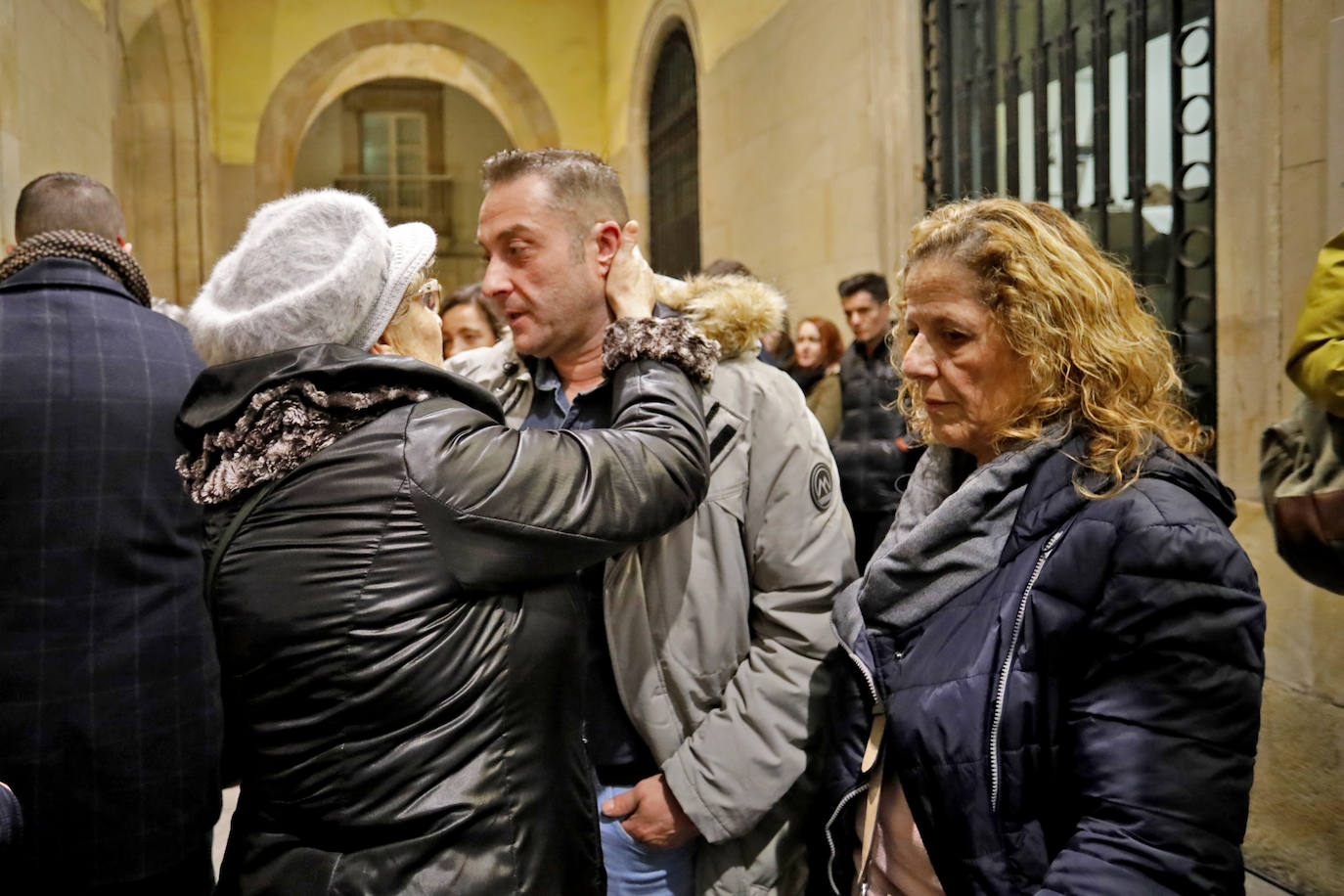 El presidente del Principado, Adrián Barbón, y la alcaldesa de Gijón, Ana González, mostraron su apoyo a la familia de la fallecida e hicieron hincapié en la necesidad de redoblar esfuerzos y mejorar recursos en la lucha contra la violencia de género.