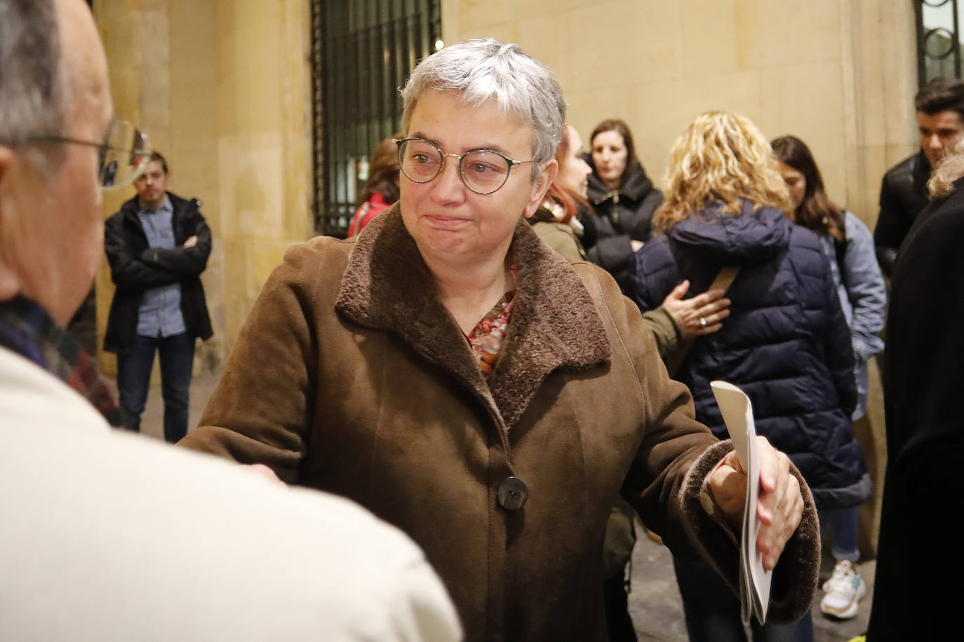 El presidente del Principado, Adrián Barbón, y la alcaldesa de Gijón, Ana González, mostraron su apoyo a la familia de la fallecida e hicieron hincapié en la necesidad de redoblar esfuerzos y mejorar recursos en la lucha contra la violencia de género.