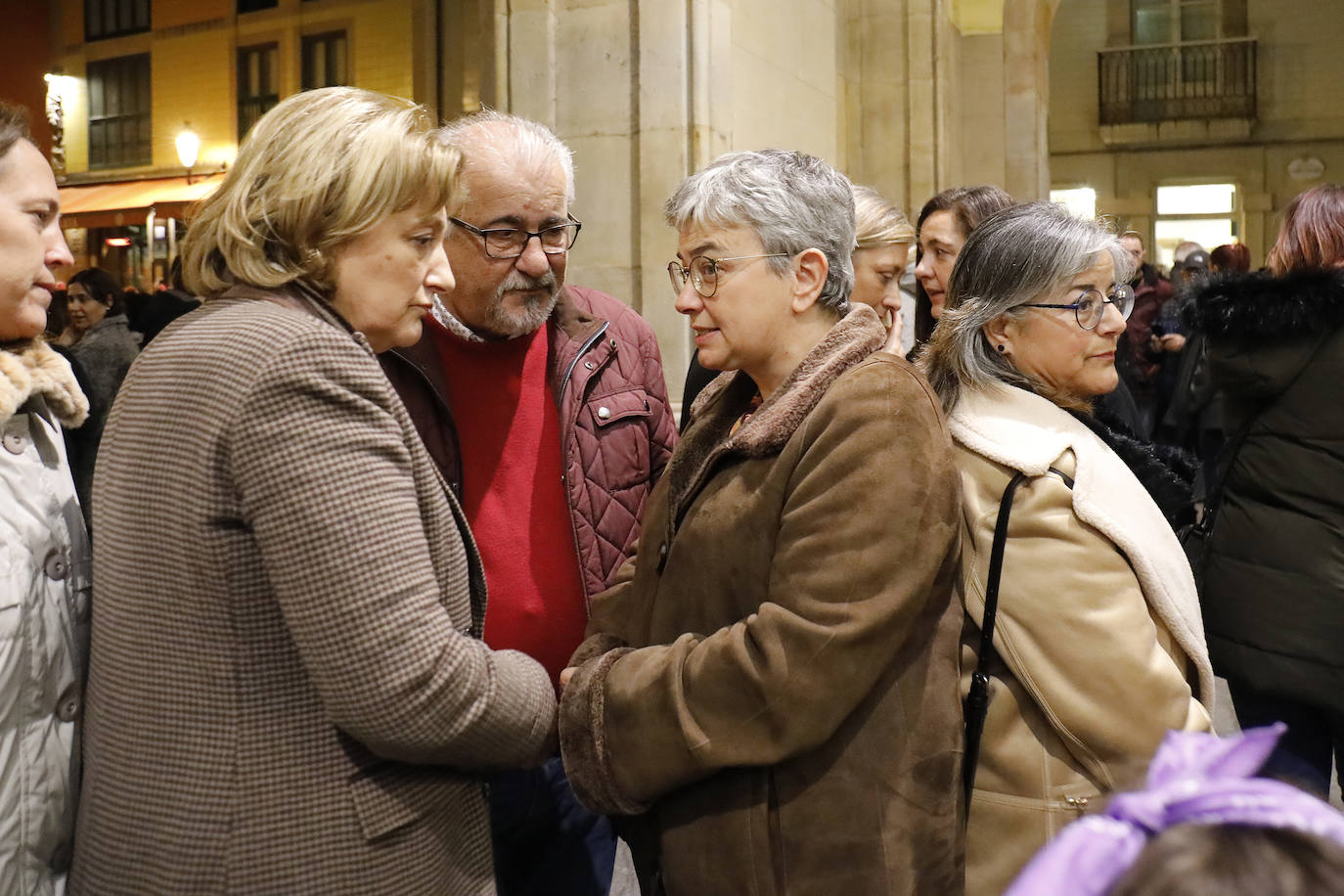 El presidente del Principado, Adrián Barbón, y la alcaldesa de Gijón, Ana González, mostraron su apoyo a la familia de la fallecida e hicieron hincapié en la necesidad de redoblar esfuerzos y mejorar recursos en la lucha contra la violencia de género.