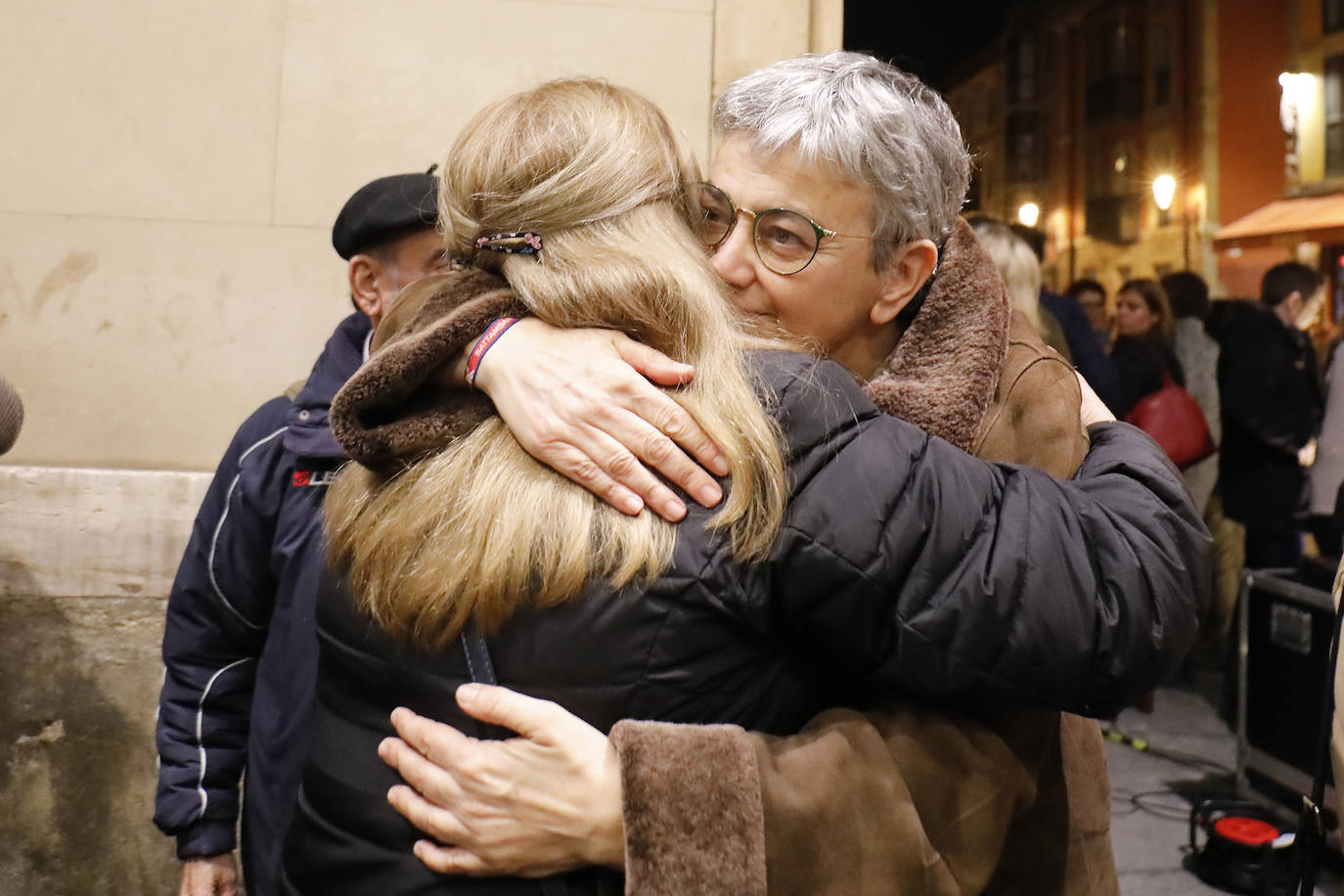 El presidente del Principado, Adrián Barbón, y la alcaldesa de Gijón, Ana González, mostraron su apoyo a la familia de la fallecida e hicieron hincapié en la necesidad de redoblar esfuerzos y mejorar recursos en la lucha contra la violencia de género.