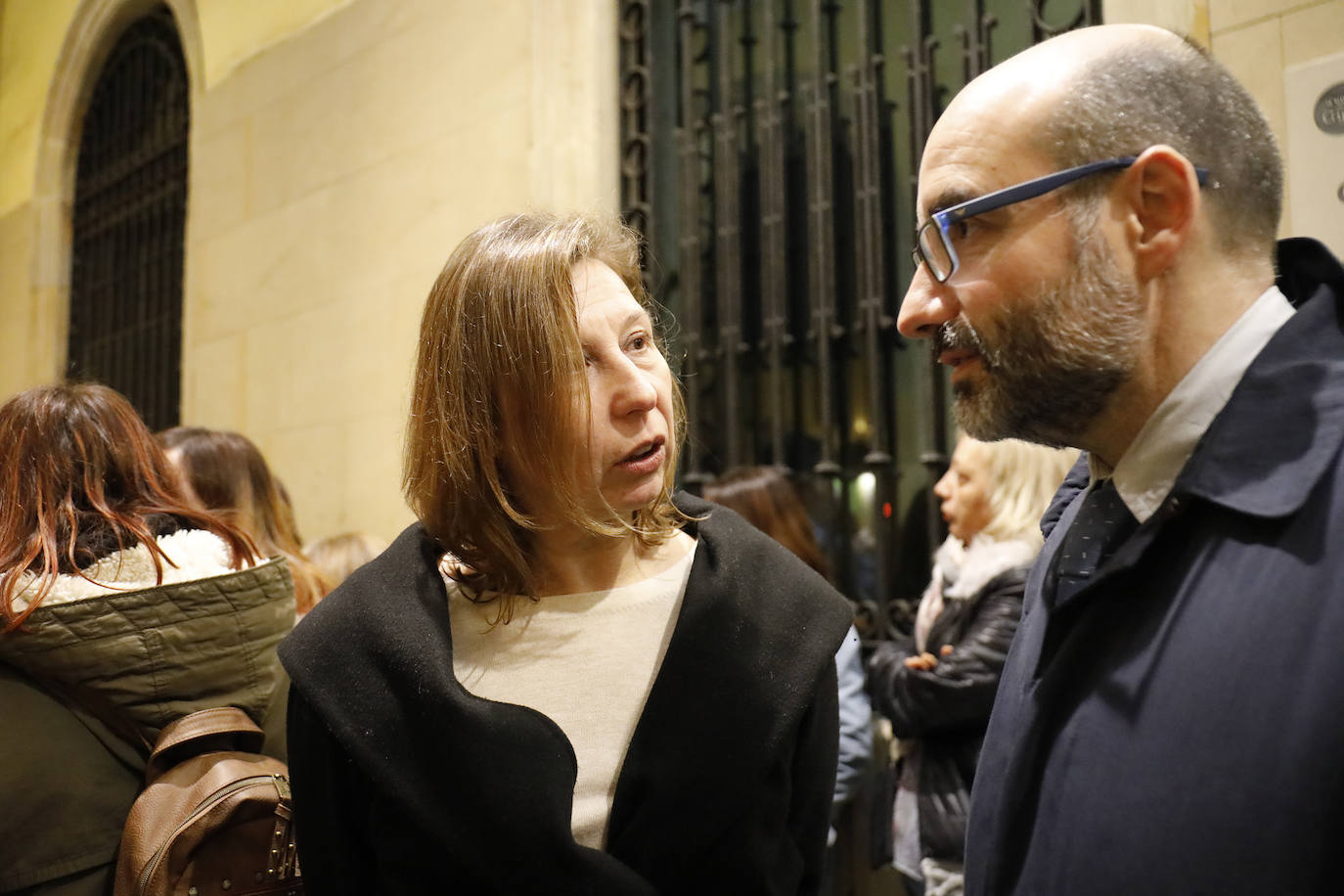 El presidente del Principado, Adrián Barbón, y la alcaldesa de Gijón, Ana González, mostraron su apoyo a la familia de la fallecida e hicieron hincapié en la necesidad de redoblar esfuerzos y mejorar recursos en la lucha contra la violencia de género.