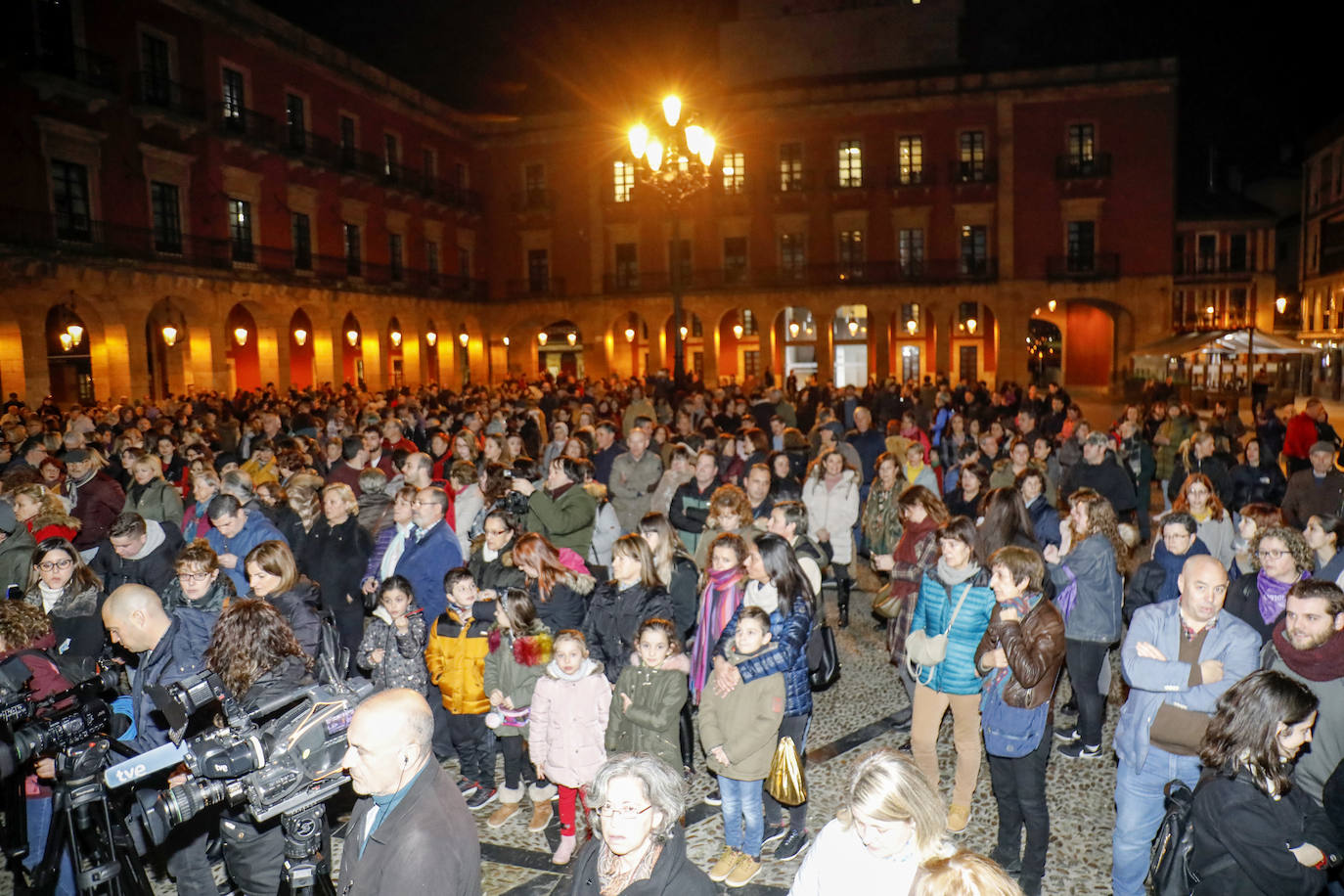 El presidente del Principado, Adrián Barbón, y la alcaldesa de Gijón, Ana González, mostraron su apoyo a la familia de la fallecida e hicieron hincapié en la necesidad de redoblar esfuerzos y mejorar recursos en la lucha contra la violencia de género.