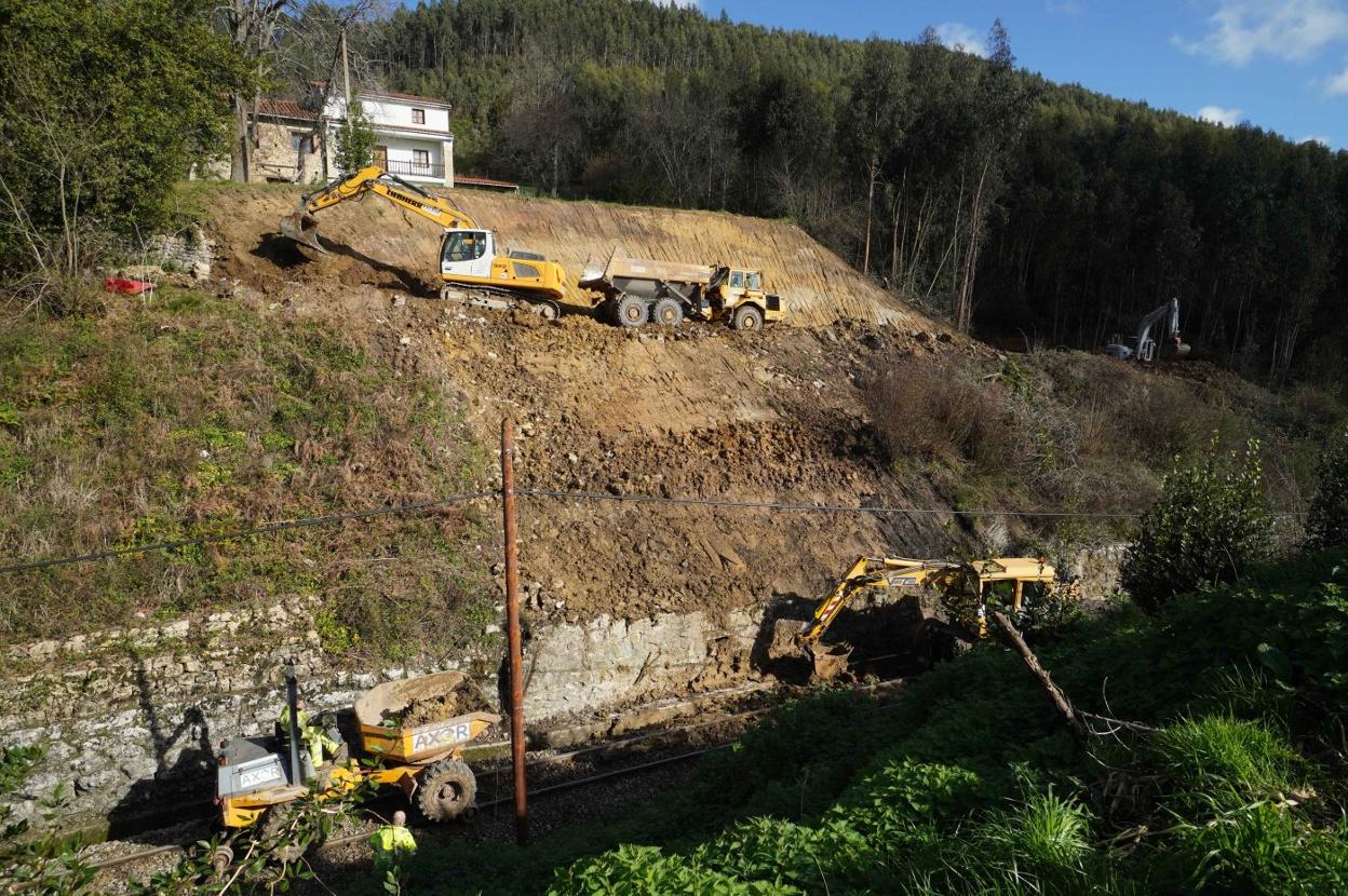 Las máquinas trabajan para retirar el material desprendido y despejar la vía. 