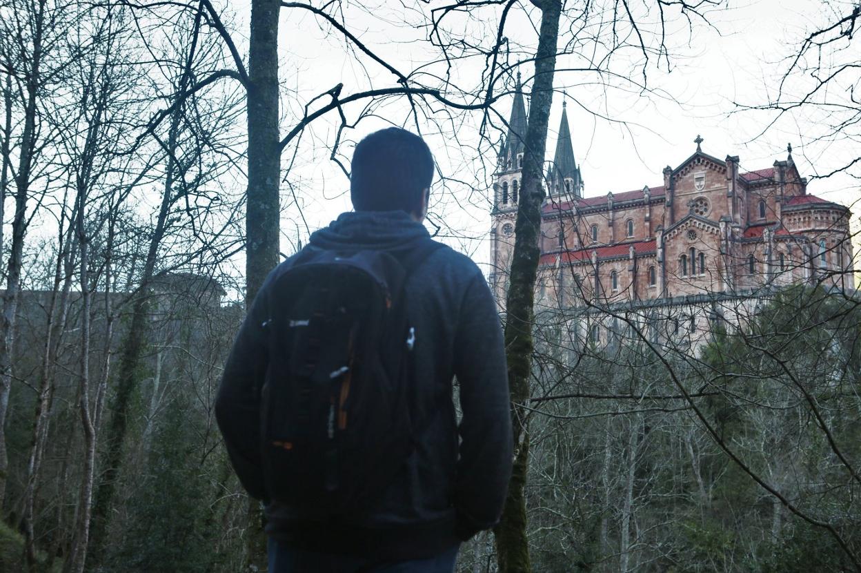 Un peregrino contempla la basílica a su llegada ayer al Real Sitio de Covadonga. 