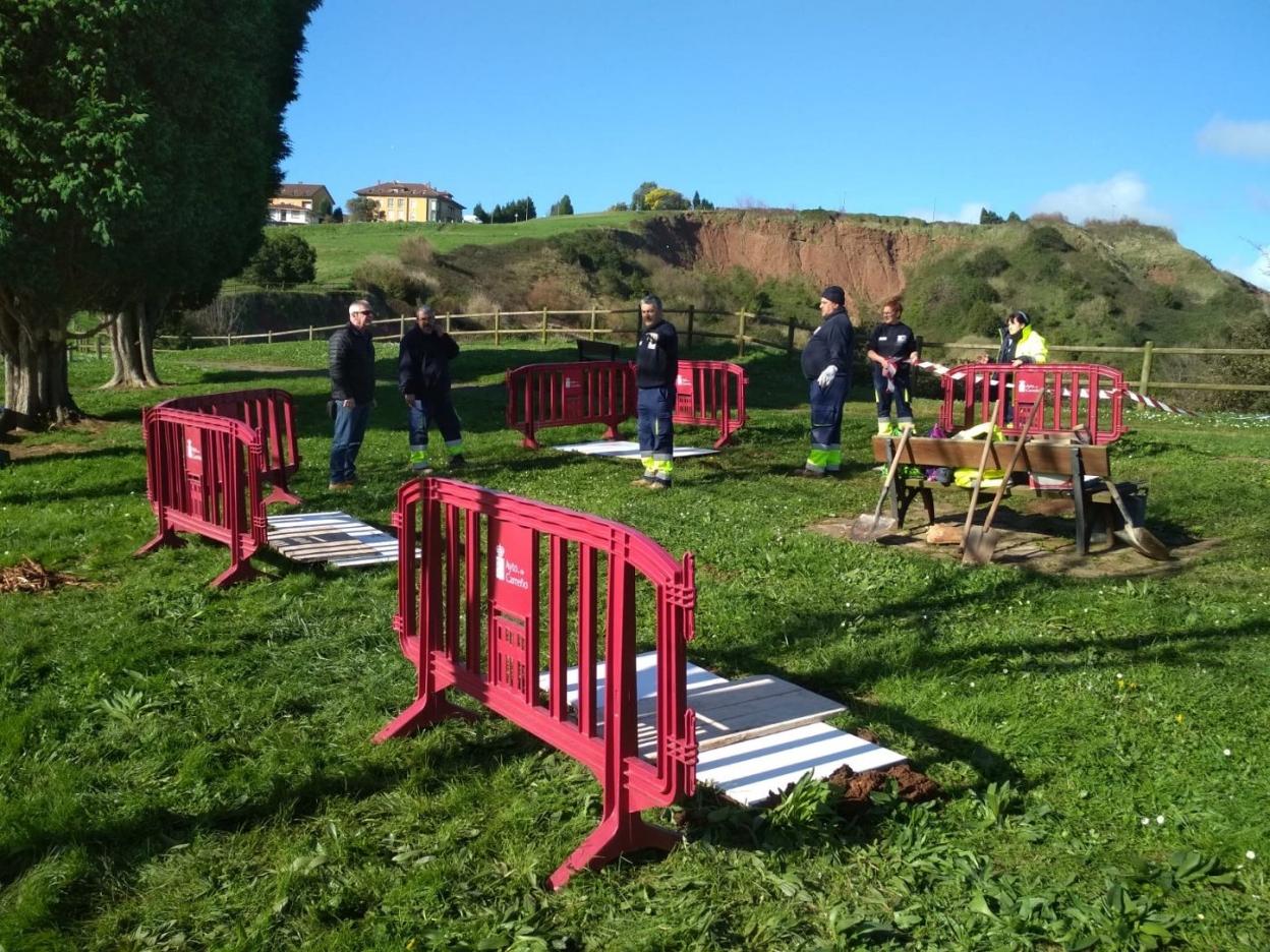Los operarios trabajan en la adecuación del parque inglés. :: E. C.