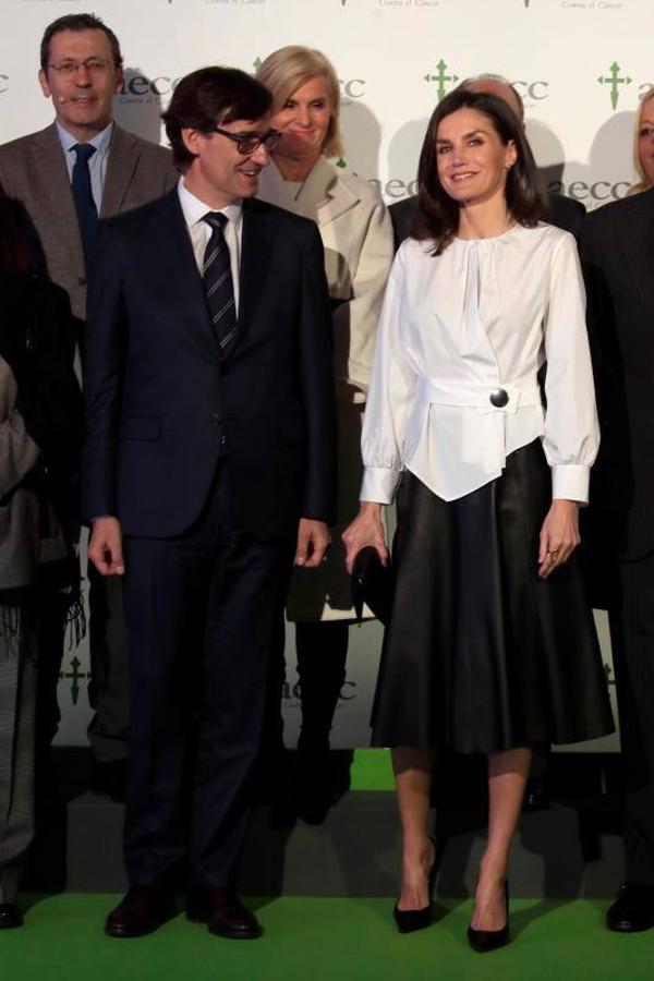 Un estilismo que completó con una cartera y zapatos también en color negro y en el que, a pesar del frío matinal, prefirió prescindir de medias.