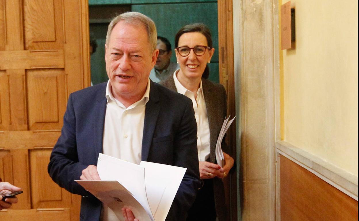 El concejal de Medio Ambiente y Movilidad del Ayuntamiento de Gijón, Aurelio Martín y Nieves Roqueñí, viceconsejera de Medio Ambiente y Cambio Climático, entrando a su reunión