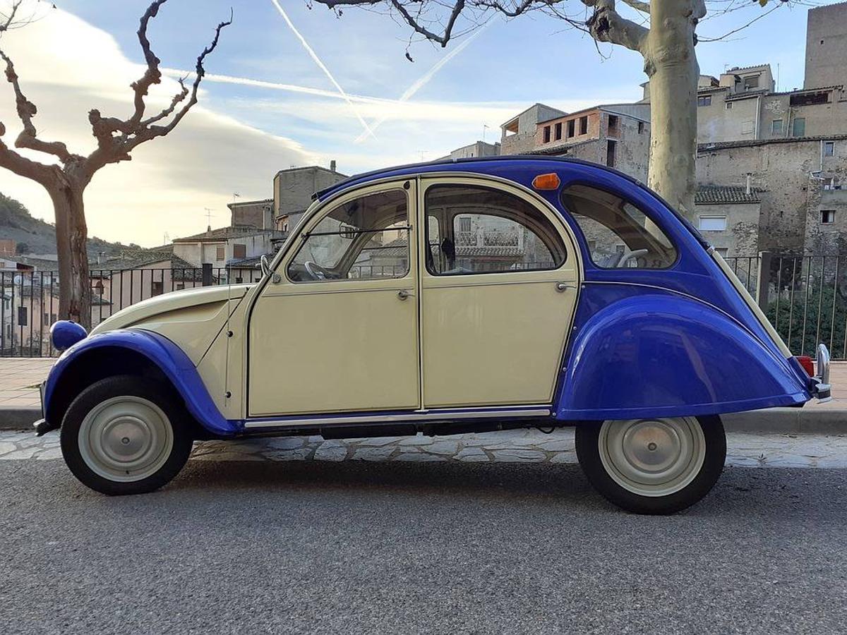 Citroën 2 CV: Este Citroën se ha convertido en uno de esos clásicos del mundo del motor. Un coche con una estética muy particular que en su época supuso todo un cambio al resto de modelos que se comercializaban, pero aún hoy en día sigue destacando por su diseño.