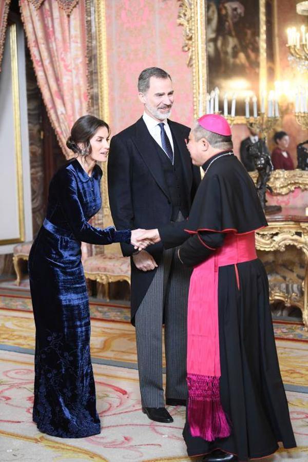 Para la tradicional recepción al cuerpo diplomático, como otros años, Letizia volvió a vestir de largo a pesar de tratarse de un acto de día. En esta ocasión apostó por un sobrio vestido de terciopelo y en color azul noche, que ya le habíamos visto hace dos años.
