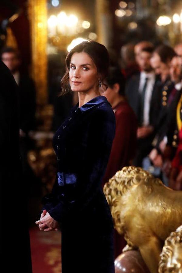 Un tercer estilismo que completó con sus pendientes de Bvlgari más especiales, unas piezas con criollas de topacio azul y diamante blanco y colgante de topacio azul en talla lágrima, que la firma le regaló tras el nacimiento de la princesa Leonor.