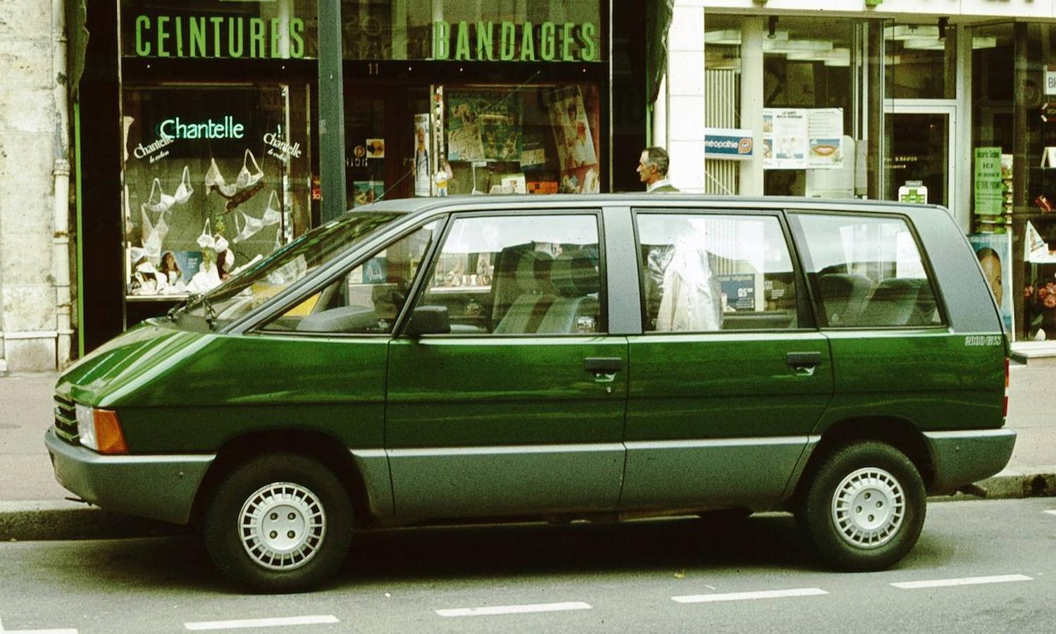 Renault Space (1984): Los monovolúmenes de hoy en día tienen su origen en la Renault Espace de 1984. Uno de los preferidos para los que buscaban un coche amplio y para grandes familias.