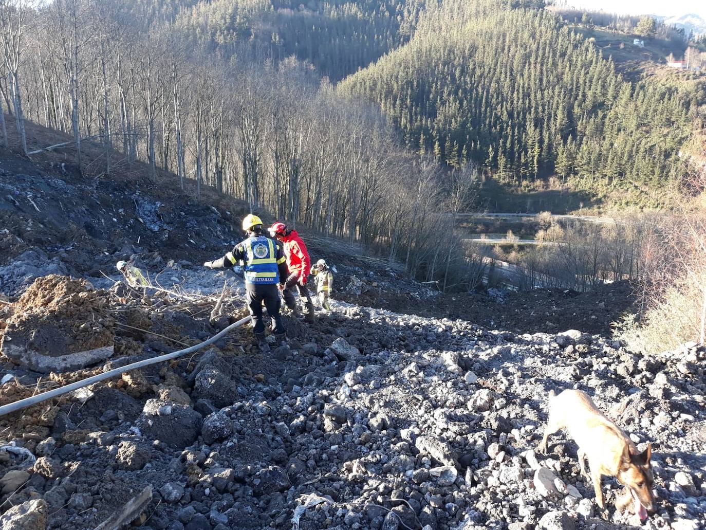 25 operarios, seis excavadoras y once camiones, han empezado a retirar el material que ocupa parte de la calzada.