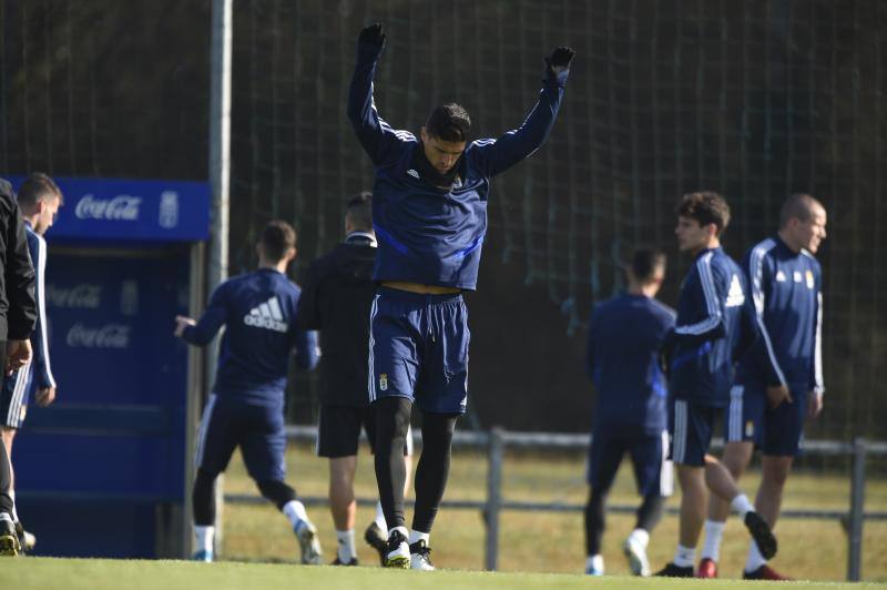 Los jugadores del Real Oviedo han entrenado a las órdenes de Javi Rozada para preparar el encuentro contra el Rayo Vallecano del próximo domingo. 