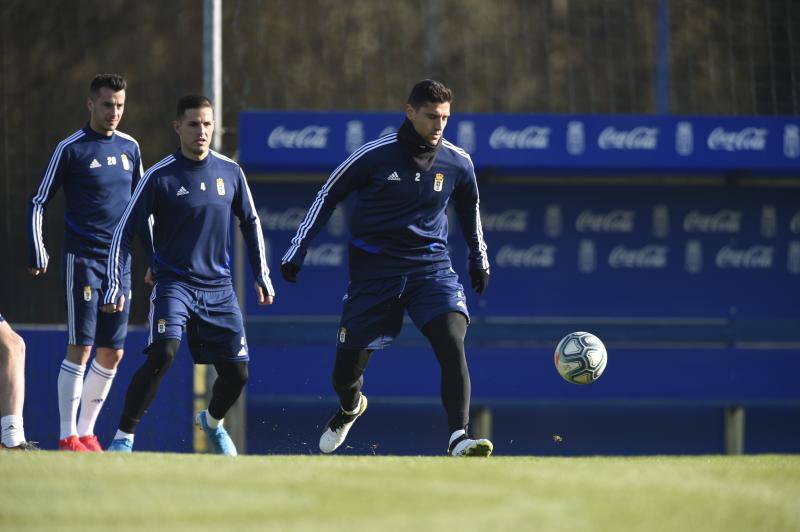 Los jugadores del Real Oviedo han entrenado a las órdenes de Javi Rozada para preparar el encuentro contra el Rayo Vallecano del próximo domingo. 