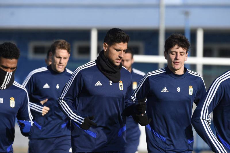 Los jugadores del Real Oviedo han entrenado a las órdenes de Javi Rozada para preparar el encuentro contra el Rayo Vallecano del próximo domingo. 