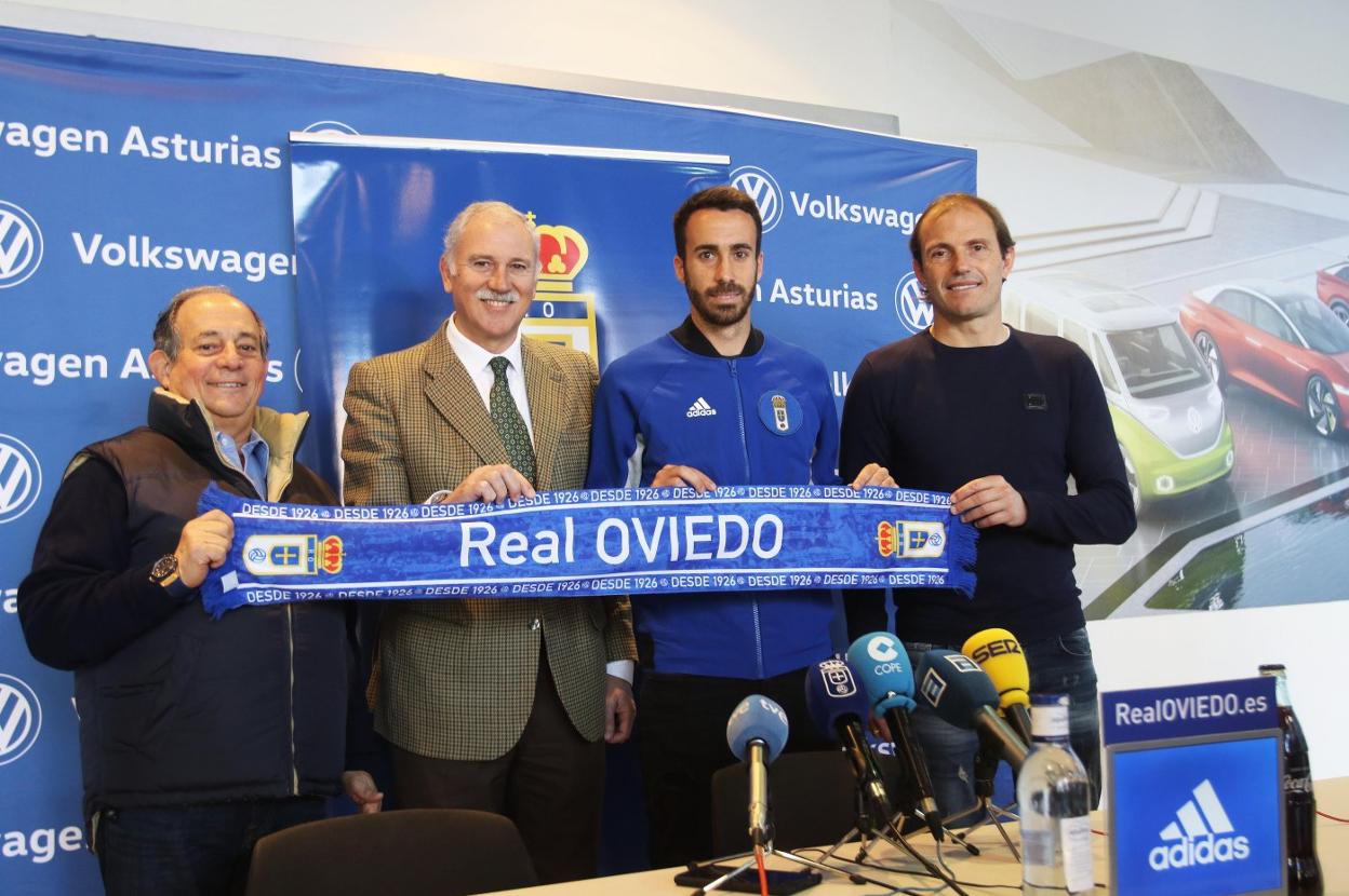 Sebas Coris, junto al asesor del Grupo Carlos, Federico González, el director general de Tartiere Auto, José María Salazar, y el director deportivo azul, Francesc Arnau.