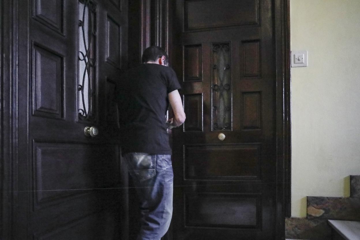 Uno de los compañeros de piso de José Manuel Sánchez se dispone a entrar en la vivienda de la calle San Luis. 