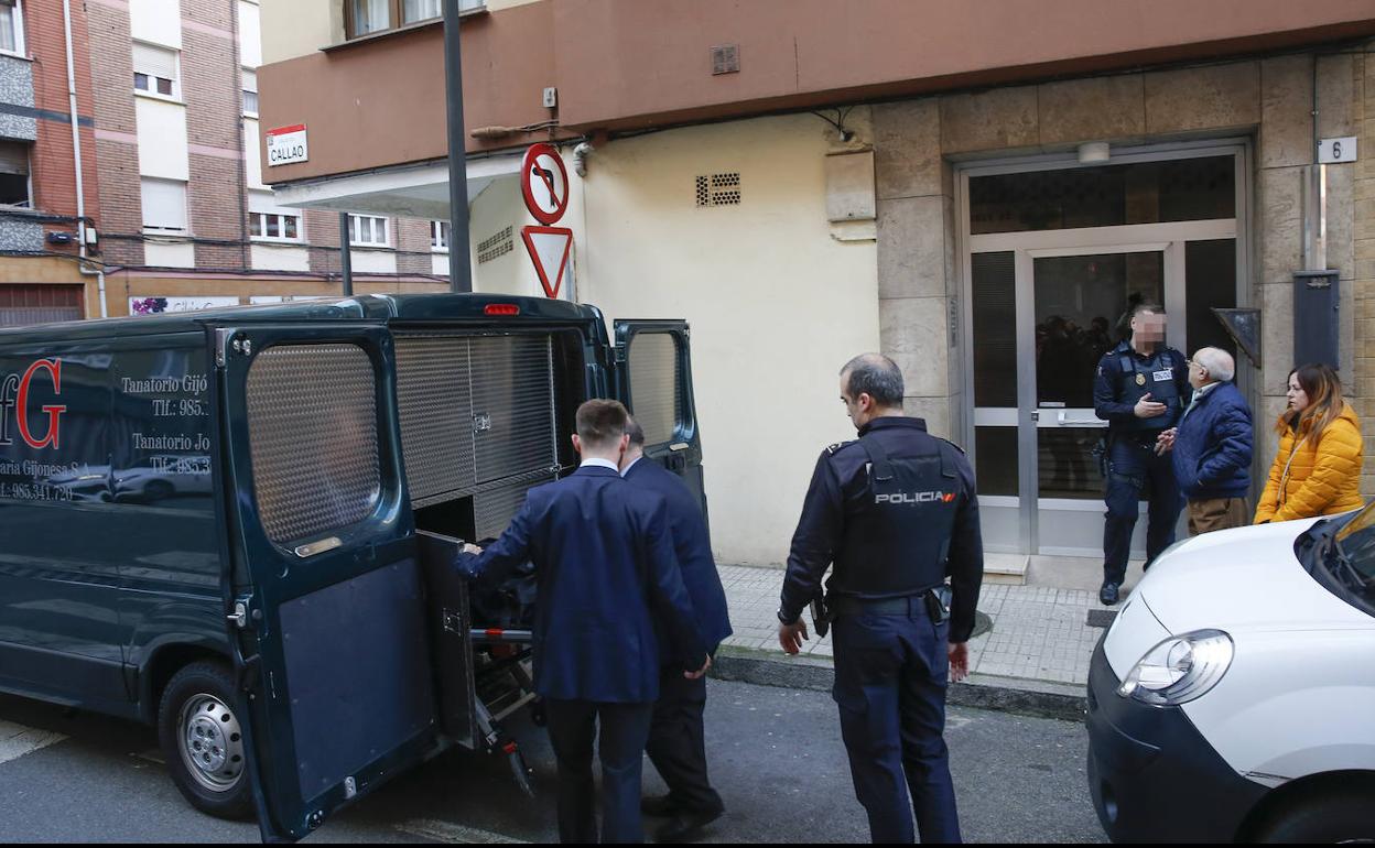 La funeraria y los agentes de la Policía, en el portal de Lorena Dacuña. 