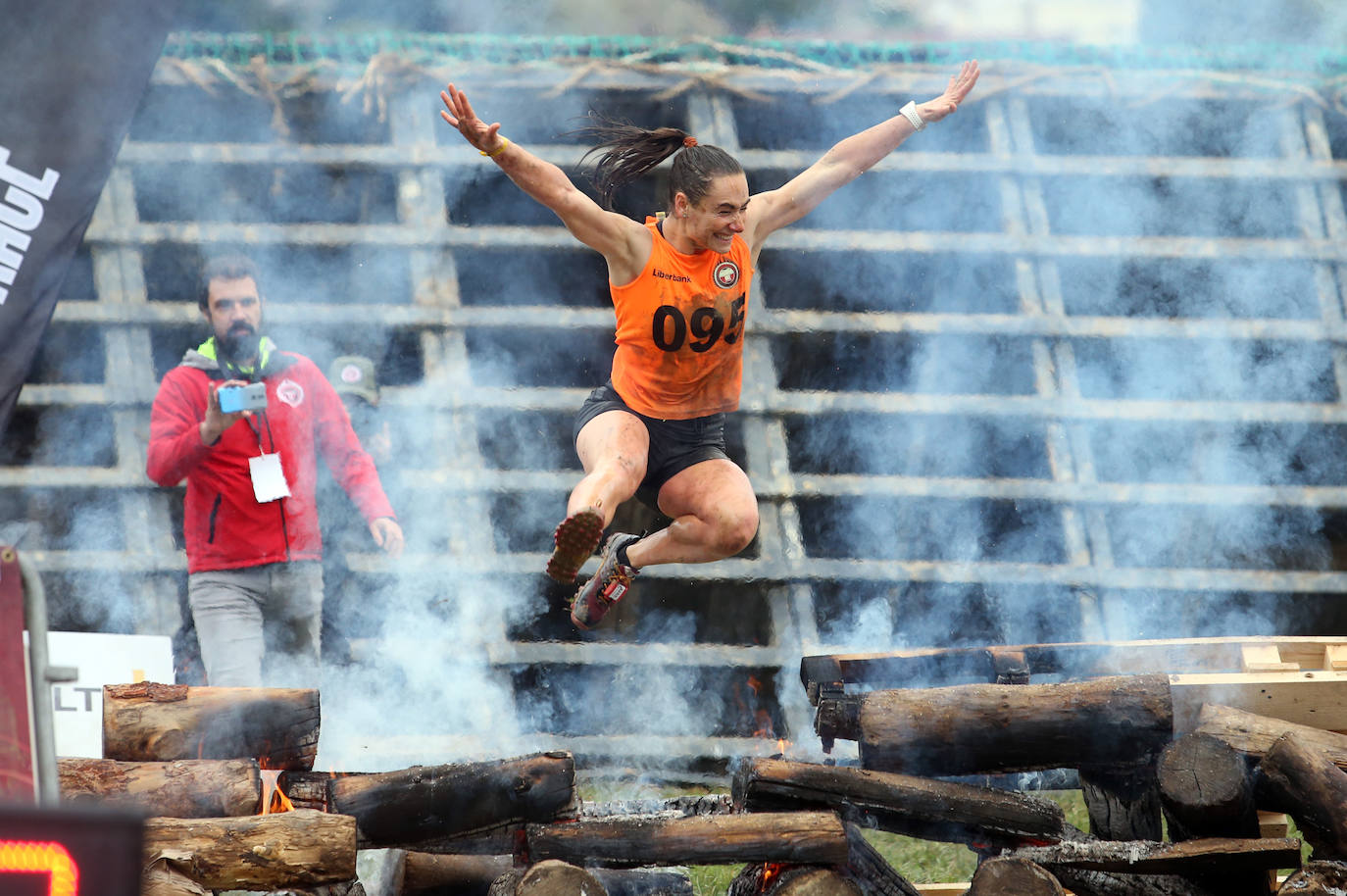 Cientos de deportistas se han dado cita en la capital de Asturias este domingo para participar en esta exigente prueba. Tuvieron que superar 25 obstáculos a lo largo de siete kilómetros. 
