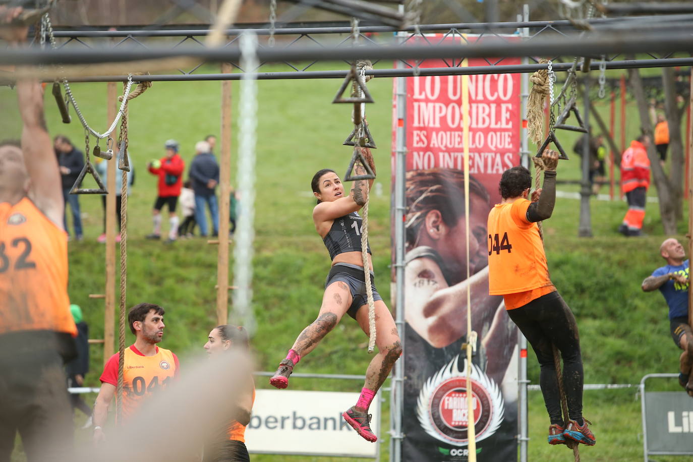Cientos de deportistas se han dado cita en la capital de Asturias este domingo para participar en esta exigente prueba. Tuvieron que superar 25 obstáculos a lo largo de siete kilómetros. 