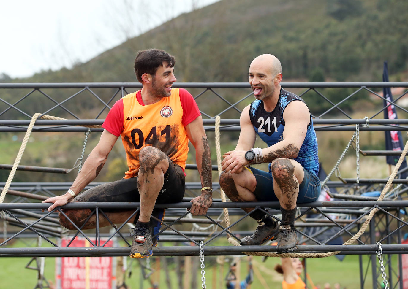 Cientos de deportistas se han dado cita en la capital de Asturias este domingo para participar en esta exigente prueba. Tuvieron que superar 25 obstáculos a lo largo de siete kilómetros. 