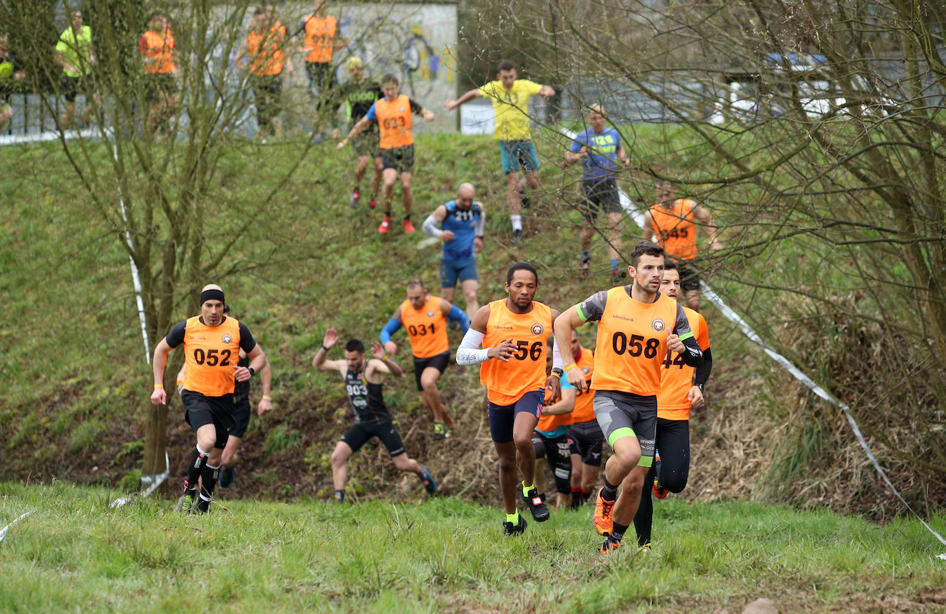 Cientos de deportistas se han dado cita en la capital de Asturias este domingo para participar en esta exigente prueba. Tuvieron que superar 25 obstáculos a lo largo de siete kilómetros. 