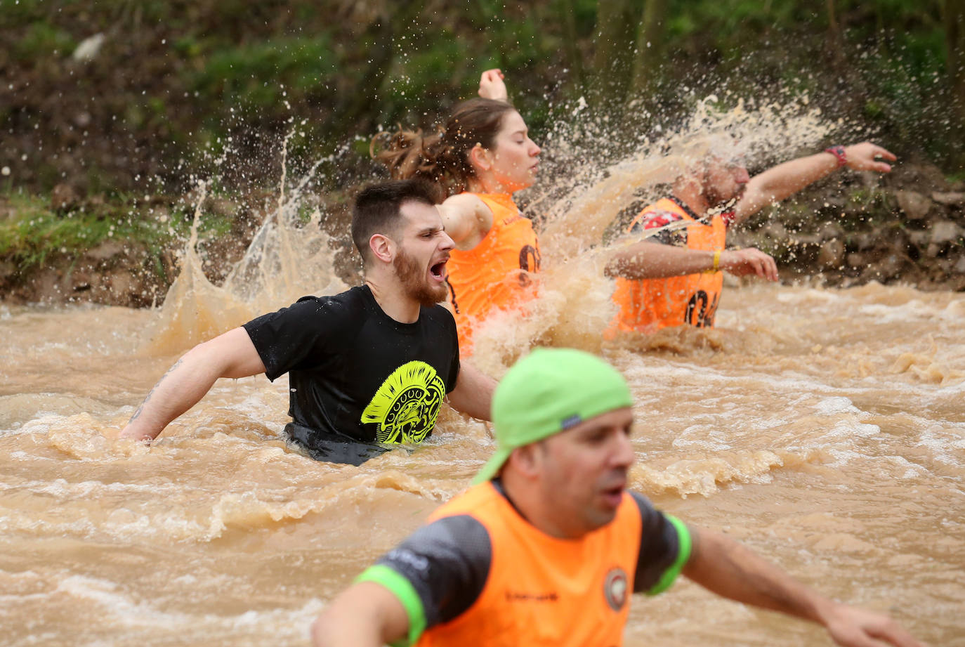 Cientos de deportistas se han dado cita en la capital de Asturias este domingo para participar en esta exigente prueba. Tuvieron que superar 25 obstáculos a lo largo de siete kilómetros. 