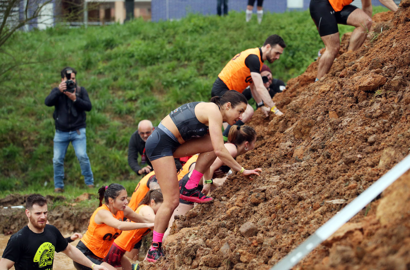 Cientos de deportistas se han dado cita en la capital de Asturias este domingo para participar en esta exigente prueba. Tuvieron que superar 25 obstáculos a lo largo de siete kilómetros. 
