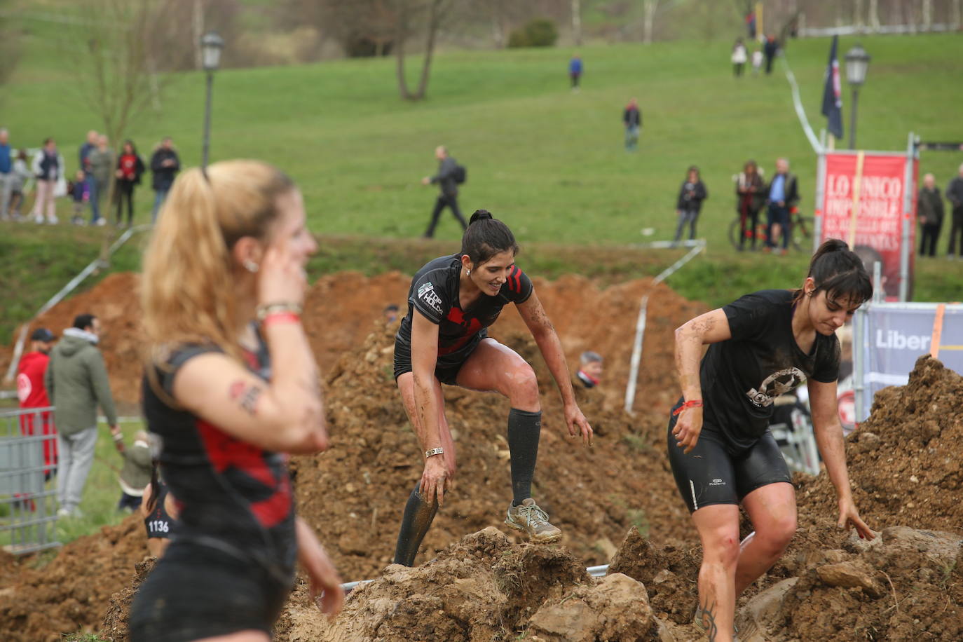 Cientos de deportistas se han dado cita en la capital de Asturias este domingo para participar en esta exigente prueba. Tuvieron que superar 25 obstáculos a lo largo de siete kilómetros