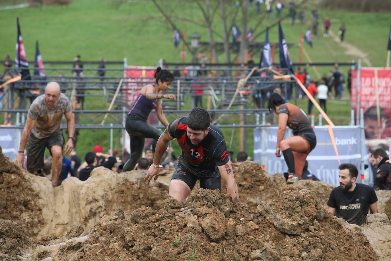 Cientos de deportistas se han dado cita en la capital de Asturias este domingo para participar en esta exigente prueba. Tuvieron que superar 25 obstáculos a lo largo de siete kilómetros
