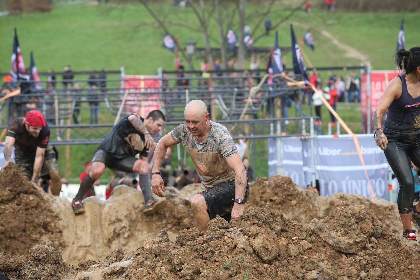 Cientos de deportistas se han dado cita en la capital de Asturias este domingo para participar en esta exigente prueba. Tuvieron que superar 25 obstáculos a lo largo de siete kilómetros