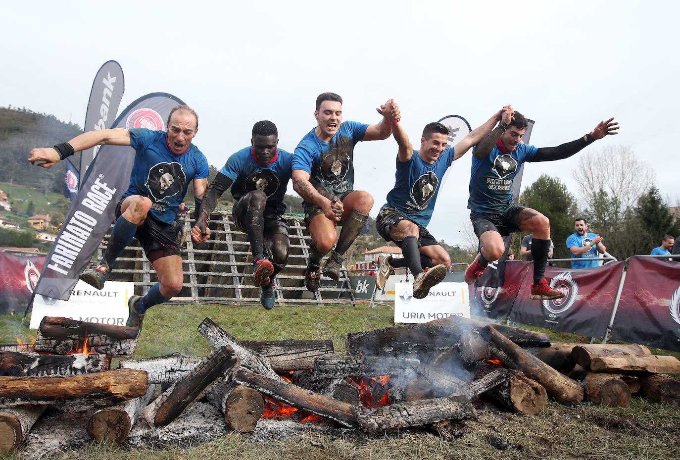Cientos de deportistas se han dado cita en la capital de Asturias este domingo para participar en esta exigente prueba. Tuvieron que superar 25 obstáculos a lo largo de siete kilómetros