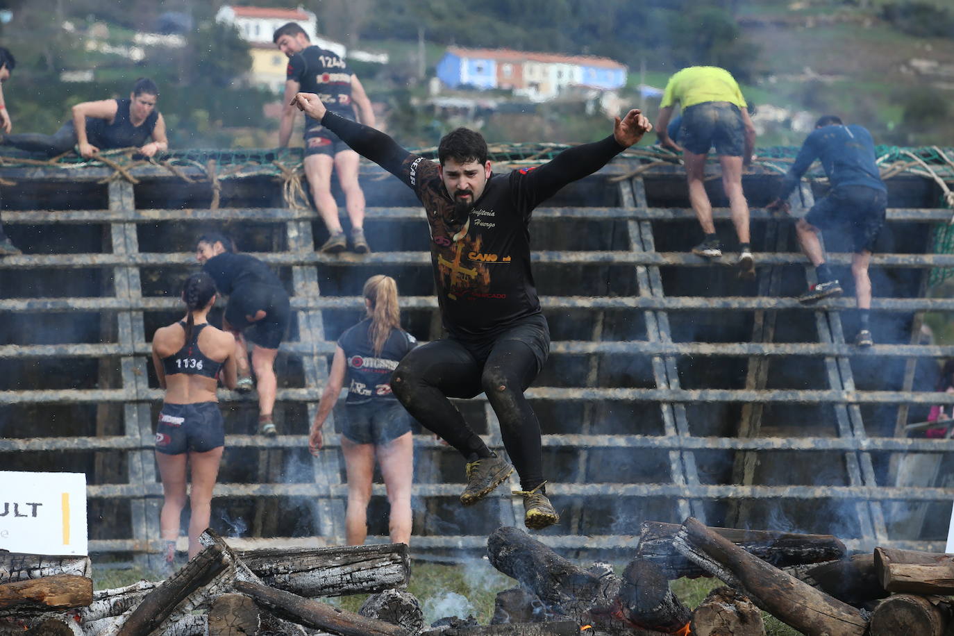Cientos de deportistas se han dado cita en la capital de Asturias este domingo para participar en esta exigente prueba. Tuvieron que superar 25 obstáculos a lo largo de siete kilómetros