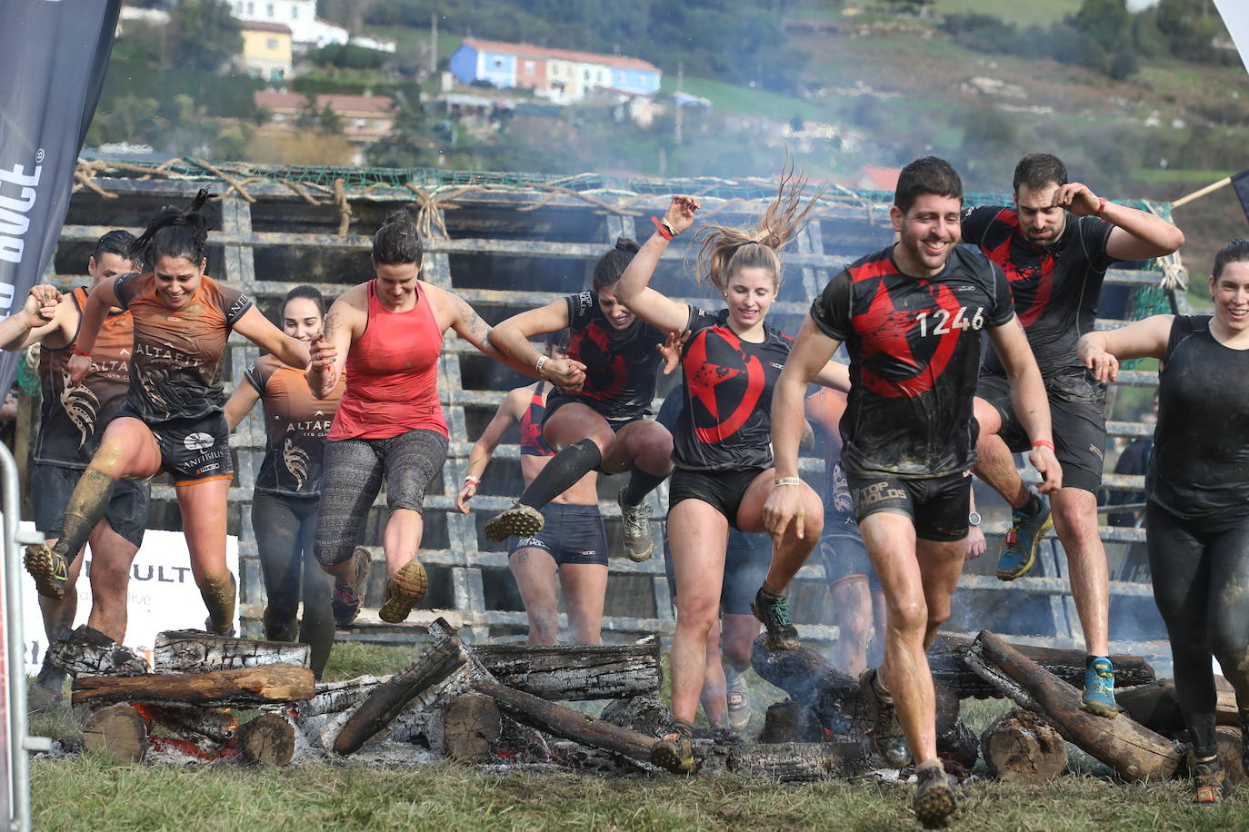 Cientos de deportistas se han dado cita en la capital de Asturias este domingo para participar en esta exigente prueba. Tuvieron que superar 25 obstáculos a lo largo de siete kilómetros