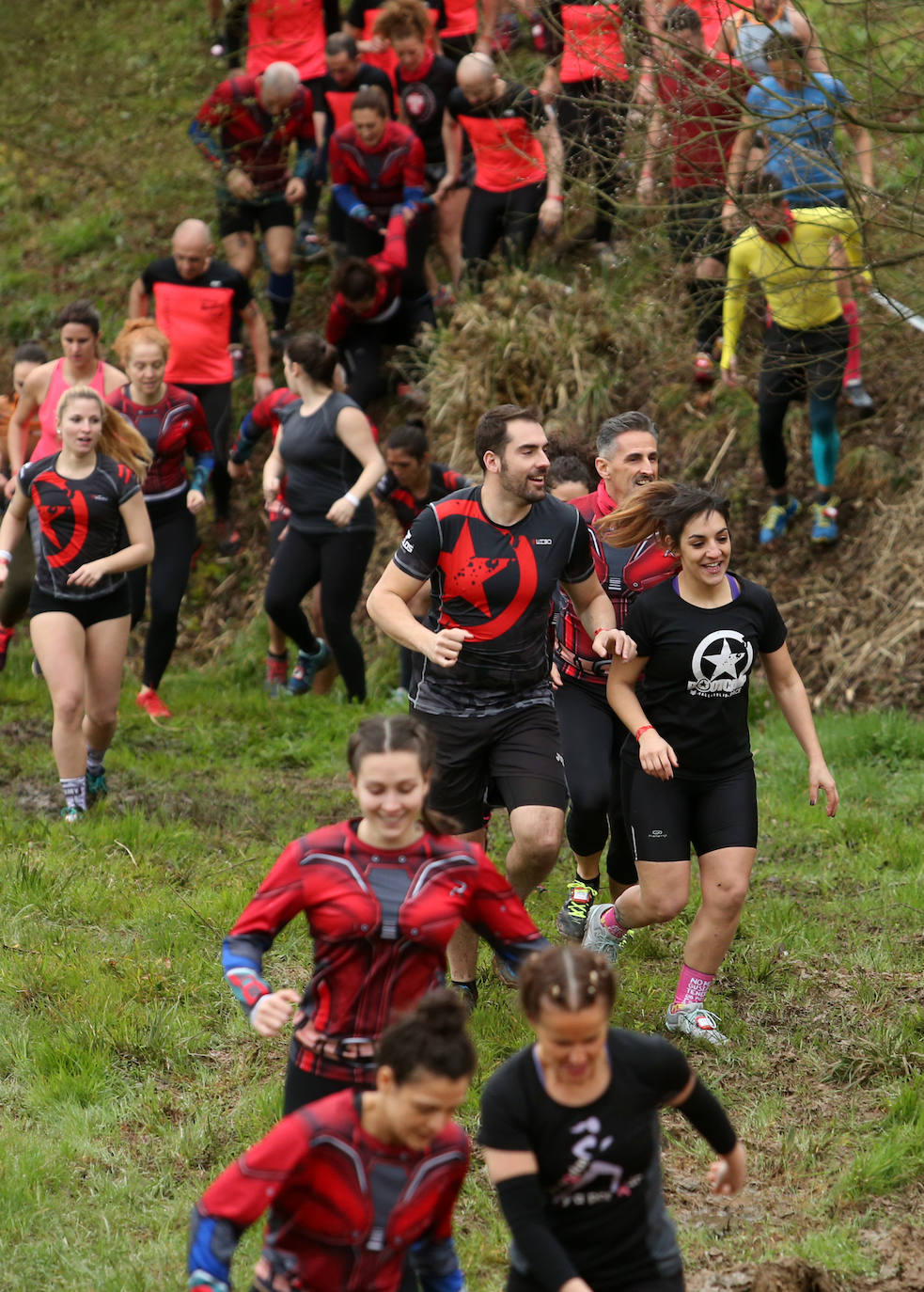 Cientos de deportistas se han dado cita en la capital de Asturias este domingo para participar en esta exigente prueba. Tuvieron que superar 25 obstáculos a lo largo de siete kilómetros