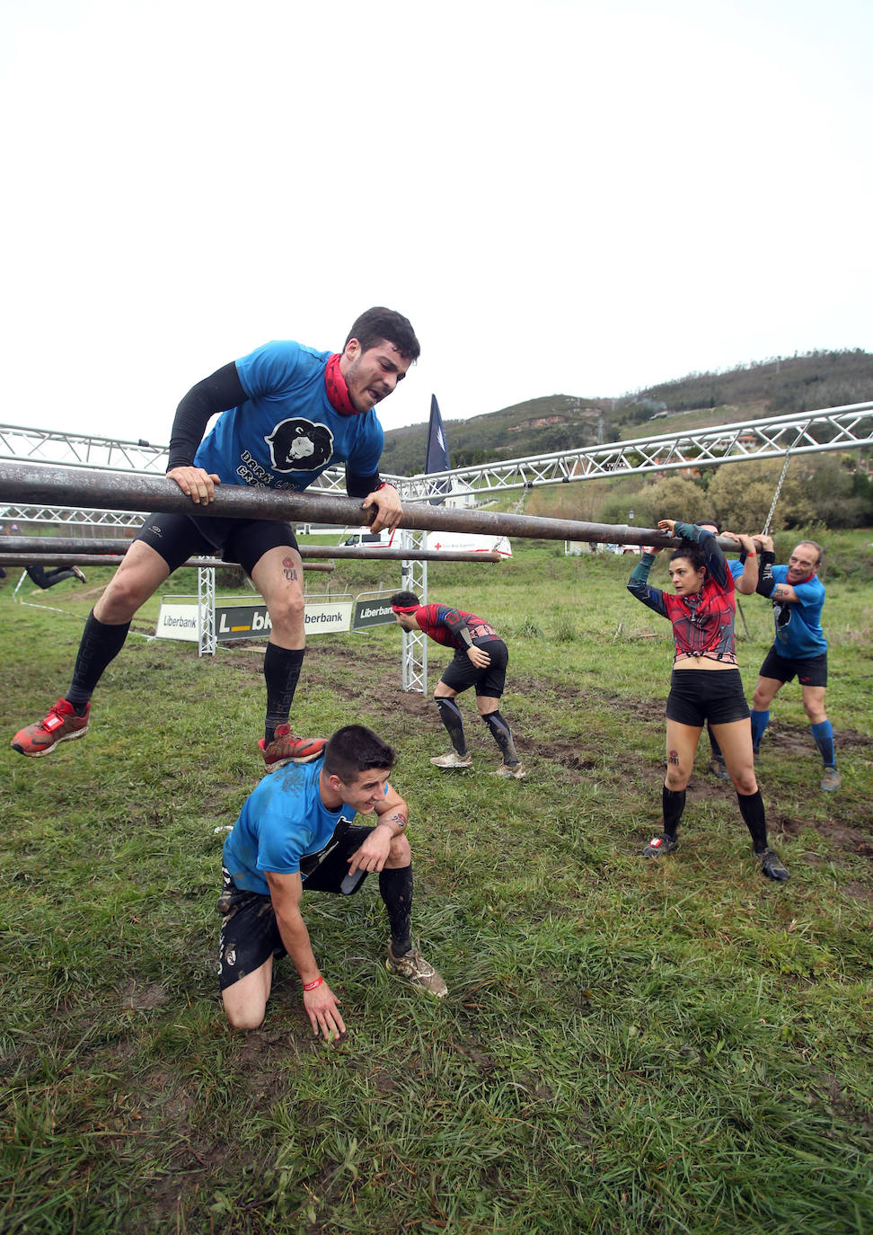 Cientos de deportistas se han dado cita en la capital de Asturias este domingo para participar en esta exigente prueba. Tuvieron que superar 25 obstáculos a lo largo de siete kilómetros
