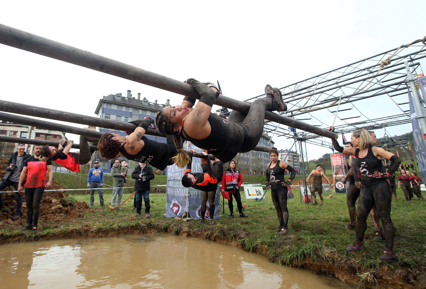 Cientos de deportistas se han dado cita en la capital de Asturias este domingo para participar en esta exigente prueba. Tuvieron que superar 25 obstáculos a lo largo de siete kilómetros