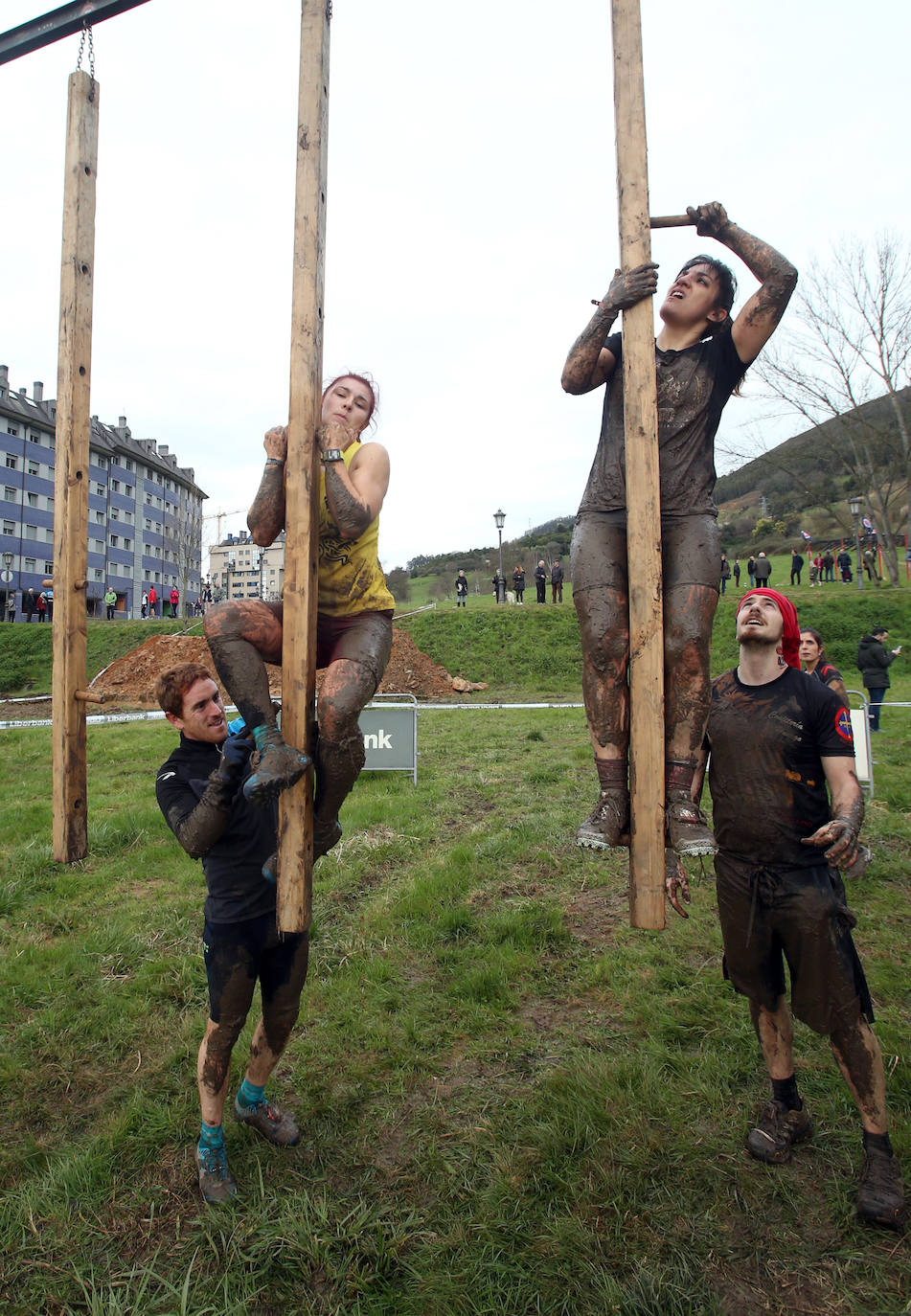 Cientos de deportistas se han dado cita en la capital de Asturias este domingo para participar en esta exigente prueba. Tuvieron que superar 25 obstáculos a lo largo de siete kilómetros