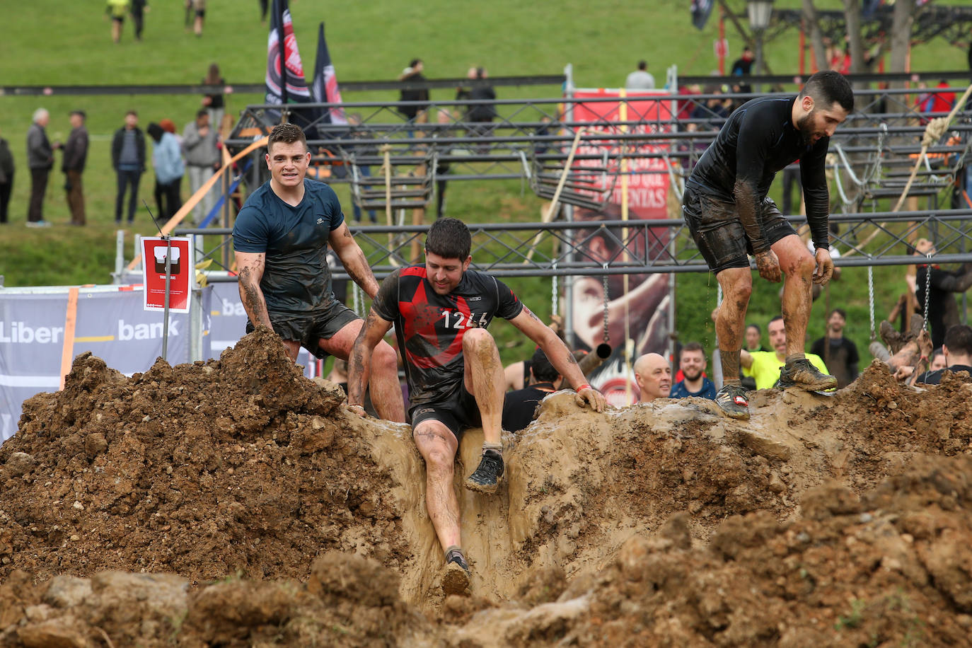 Cientos de deportistas se han dado cita en la capital de Asturias este domingo para participar en esta exigente prueba. Tuvieron que superar 25 obstáculos a lo largo de siete kilómetros