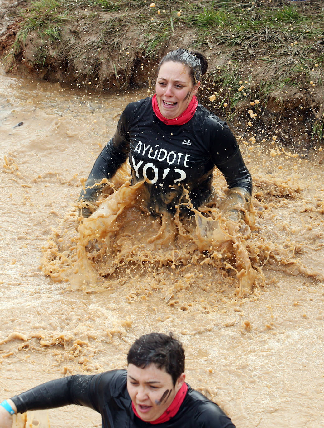 Cientos de deportistas se han dado cita en la capital de Asturias este domingo para participar en esta exigente prueba. Tuvieron que superar 25 obstáculos a lo largo de siete kilómetros
