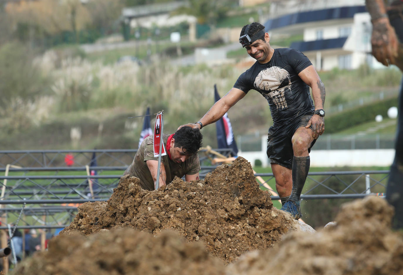 Cientos de deportistas se han dado cita en la capital de Asturias este domingo para participar en esta exigente prueba. Tuvieron que superar 25 obstáculos a lo largo de siete kilómetros
