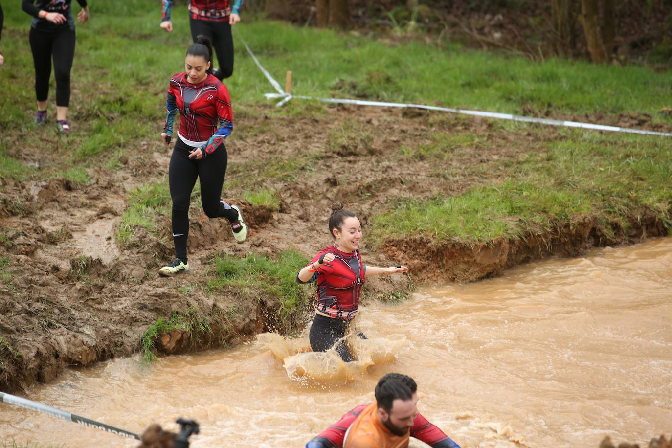 Cientos de deportistas se han dado cita en la capital de Asturias este domingo para participar en esta exigente prueba. Tuvieron que superar 25 obstáculos a lo largo de siete kilómetros