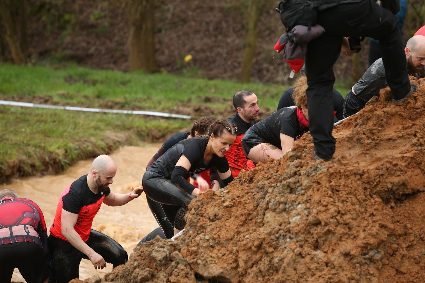 Cientos de deportistas se han dado cita en la capital de Asturias este domingo para participar en esta exigente prueba. Tuvieron que superar 25 obstáculos a lo largo de siete kilómetros