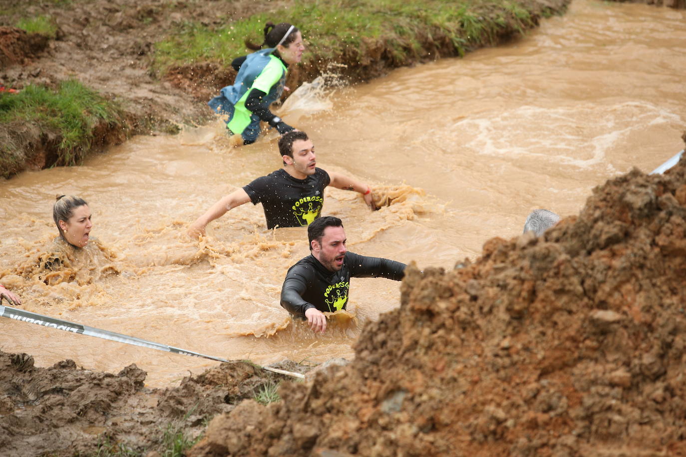 Cientos de deportistas se han dado cita en la capital de Asturias este domingo para participar en esta exigente prueba. Tuvieron que superar 25 obstáculos a lo largo de siete kilómetros