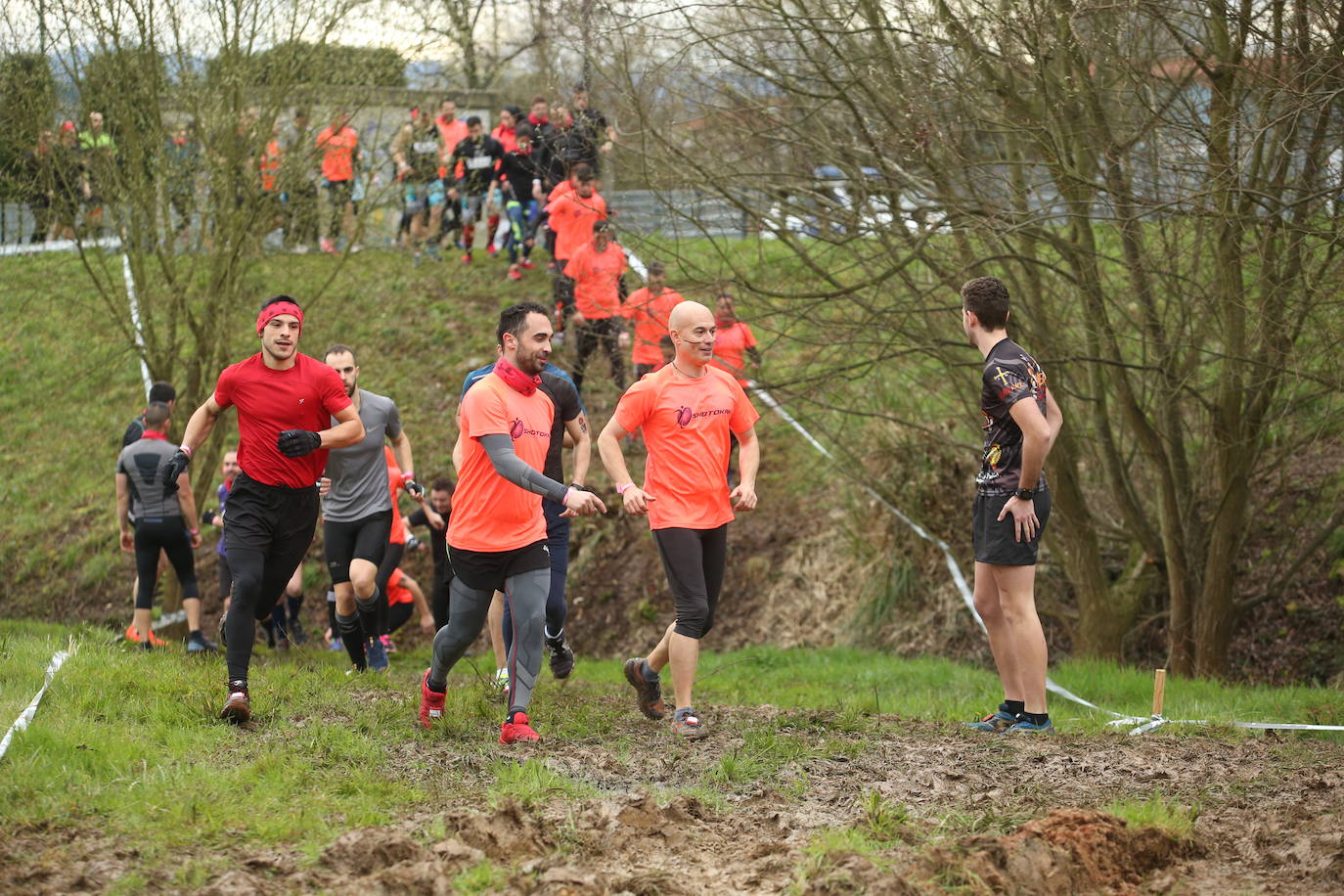 Cientos de deportistas se han dado cita en la capital de Asturias este domingo para participar en esta exigente prueba. Tuvieron que superar 25 obstáculos a lo largo de siete kilómetros