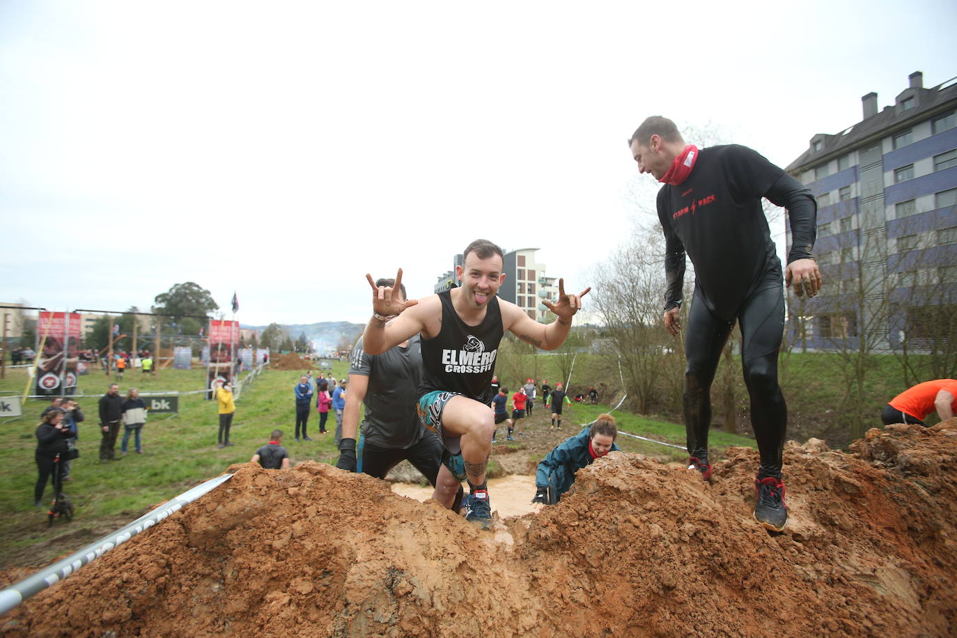 Cientos de deportistas se han dado cita en la capital de Asturias este domingo para participar en esta exigente prueba. Tuvieron que superar 25 obstáculos a lo largo de siete kilómetros