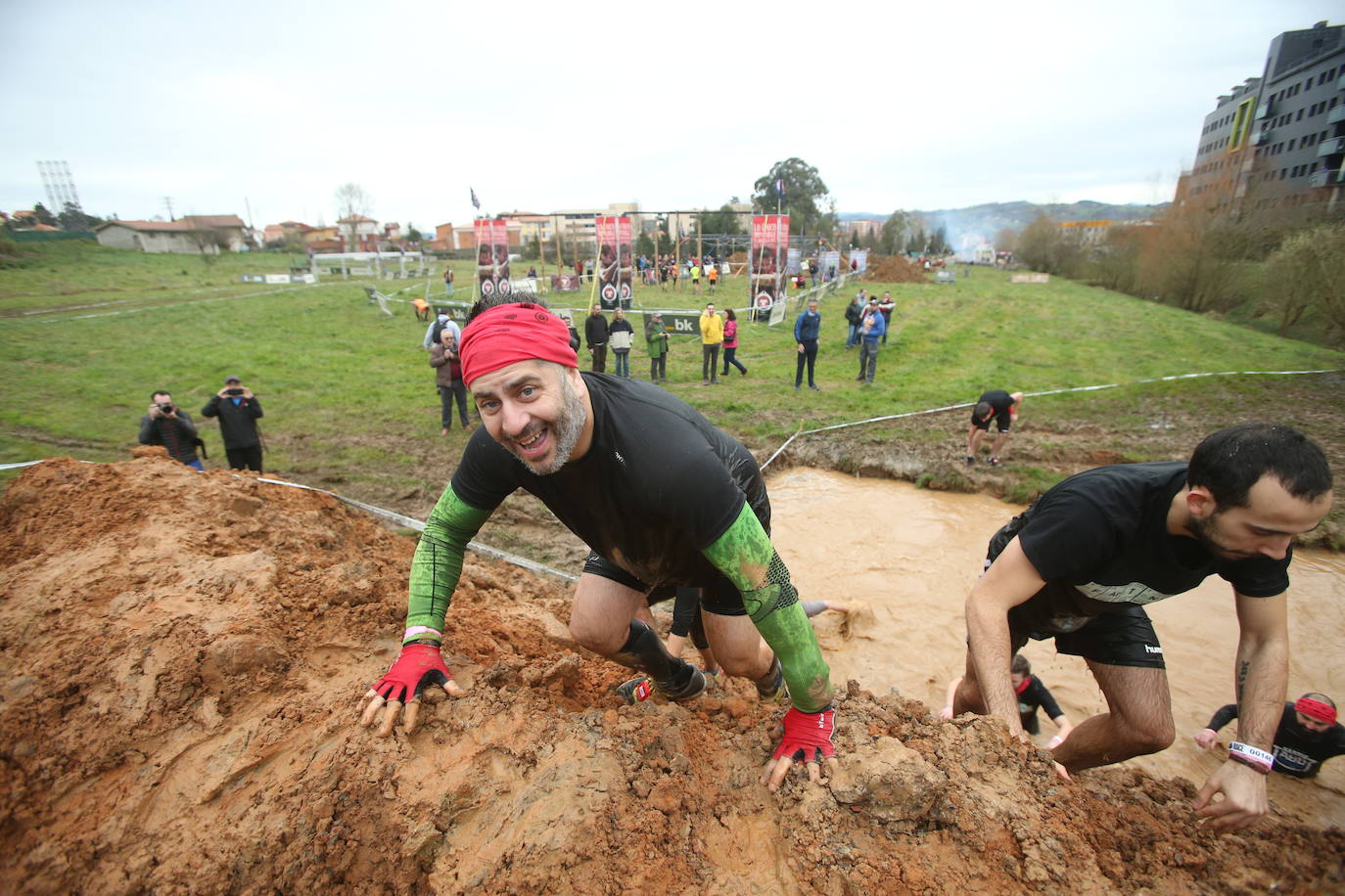 Cientos de deportistas se han dado cita en la capital de Asturias este domingo para participar en esta exigente prueba. Tuvieron que superar 25 obstáculos a lo largo de siete kilómetros