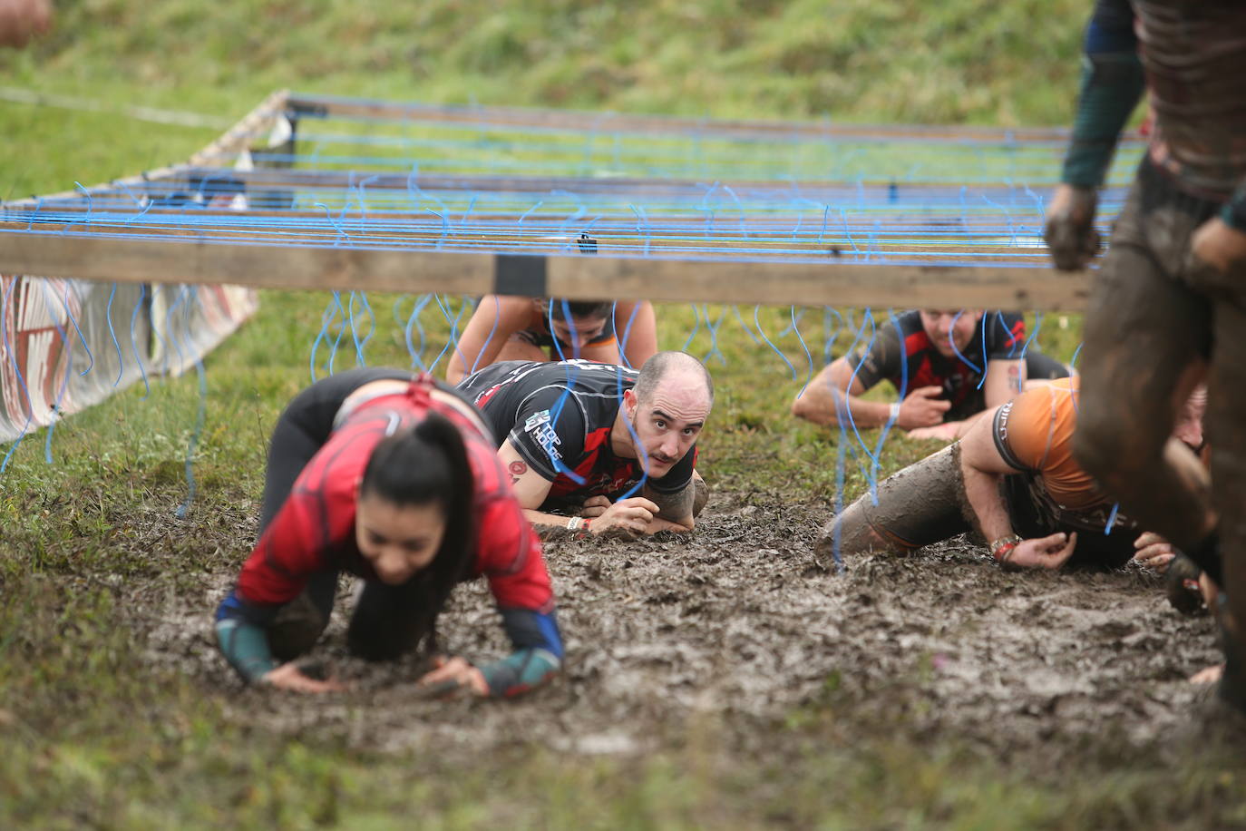 Cientos de deportistas se han dado cita en la capital de Asturias este domingo para participar en esta exigente prueba. Tuvieron que superar 25 obstáculos a lo largo de siete kilómetros